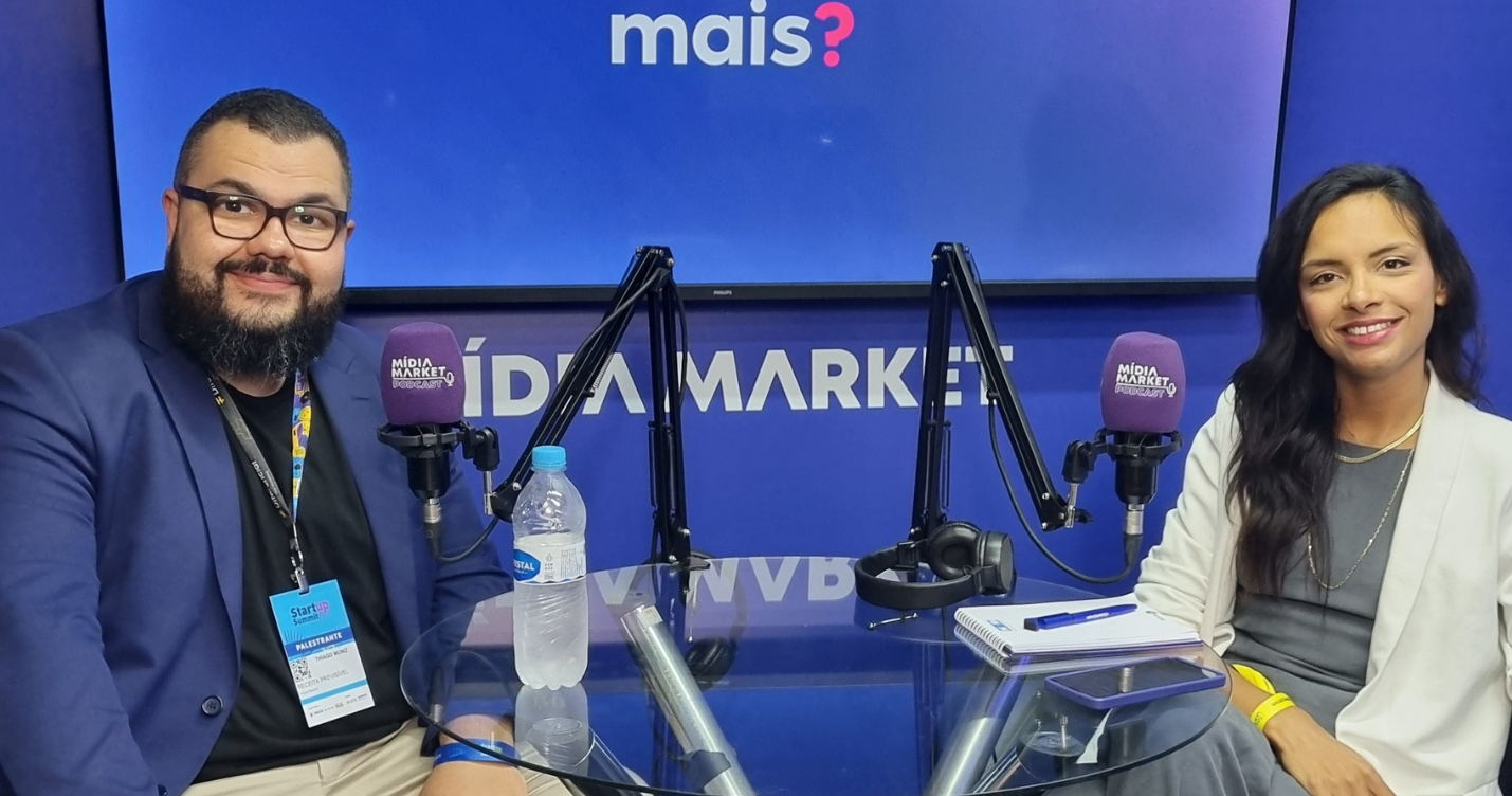 Thiago Muniz, CEO da Receita Previsível no Brasil no Mídia Market Podcast posa para foto com Luiza Telexa coordenadora de mídias digitais do Grupo ND