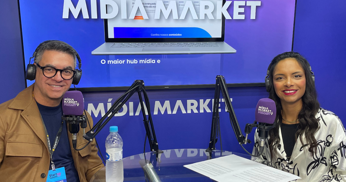 Hélio Azevedo, CEO da Insider Training e Luiza Telexa, coordenadora de mídias digitais do Grupo ND posam para foto em episódio do Mídia Market podcast gravado no startup summit 2024.