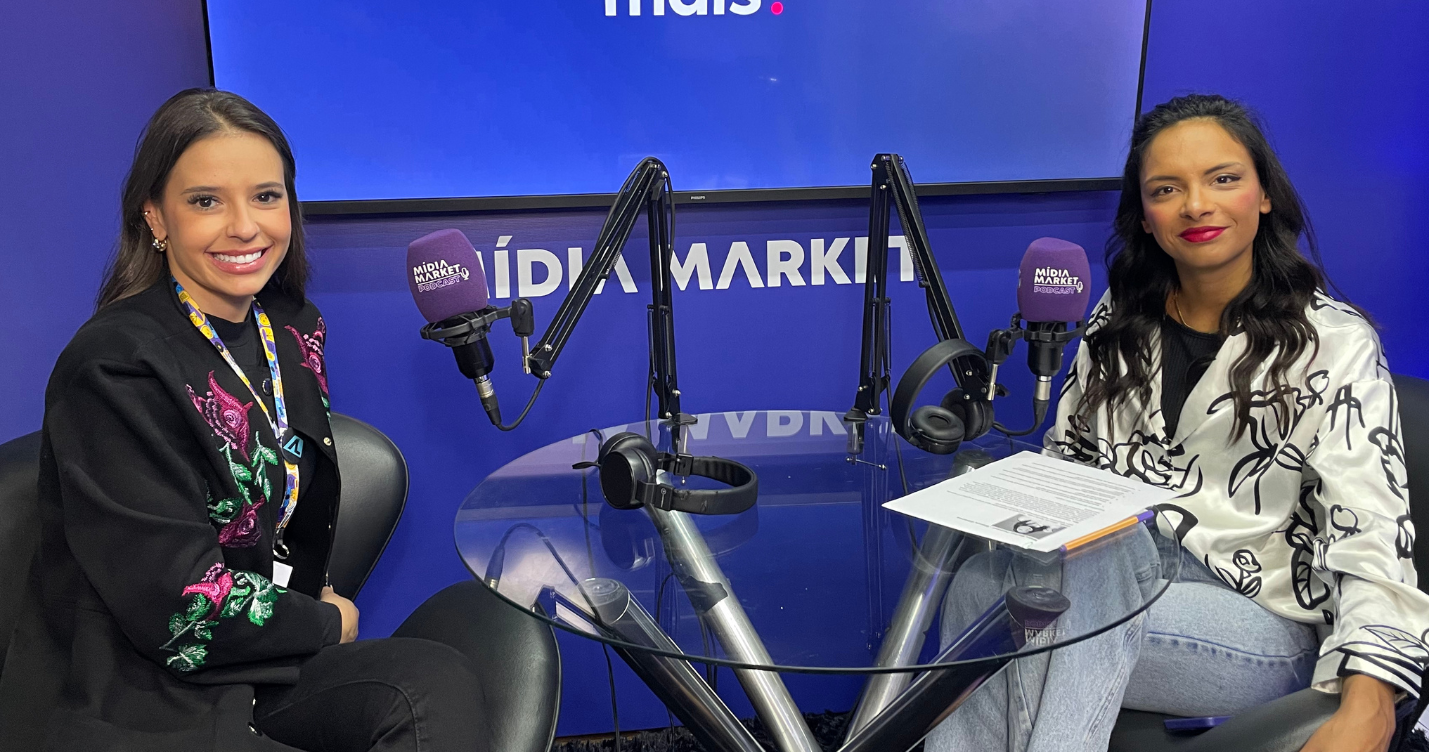 Bianca Gimenez, CEO da Águia Leão e Luiza Telexa, coordenadora de mídias digitais do Grupo ND posam para foto no Mídia Market Podcast diretamente do Startup Summit 2024