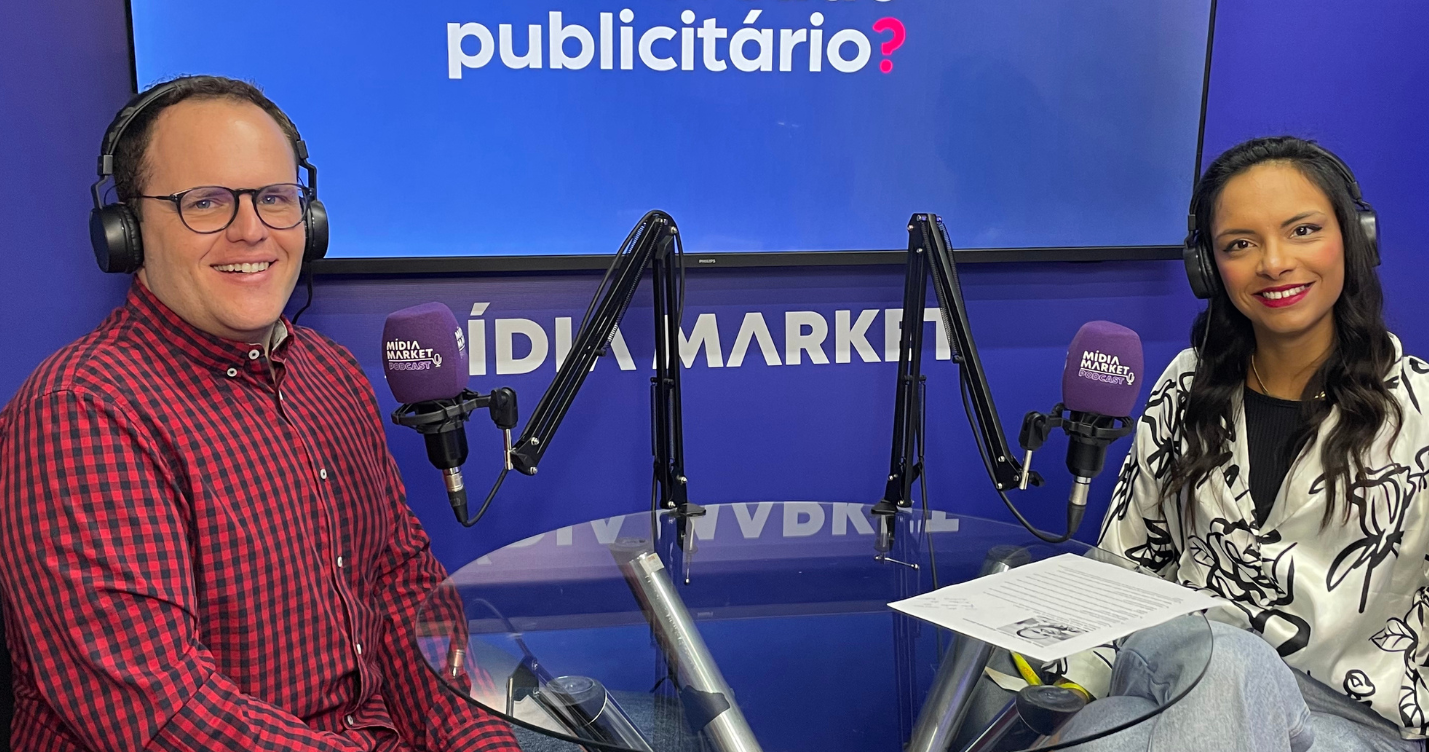 Alexandre Barros, Head de Inovação Aberta da WEG Tintas e Luiza Telexa, coordenadora de mídias digitais do Grupo ND posam para foto em gravação para o Mídia Market Podcast diretamente do Startup Summit 2024