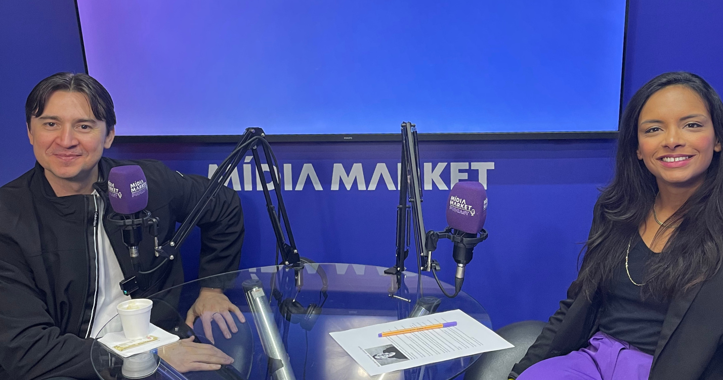 Adriano Gianini, especialista e consultor da Máquina de Tráfego e Conversão e Luiza Telexa, coordenadora de mídias digitais do Grupo ND posam para foto em gravação do Mídia Market Podcast no Startup Summit 2024