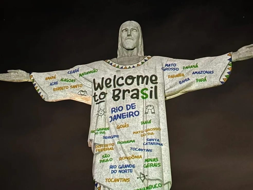 Estátua do Cristo Redentor iluminada com a camisa do tradicional dlipe da cantora "You belong with me". Esse foi um pedido dos fãs - um case dos fandoms no marketing.