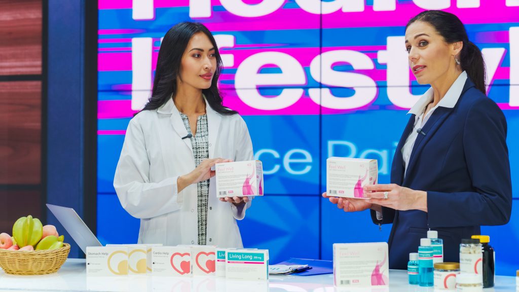 Duas profissionais mulheres anfitriãs e médicas especialistas discutem produtos de bem-estar, suplementos de saúde, cosméticos em um merchandising na TV.