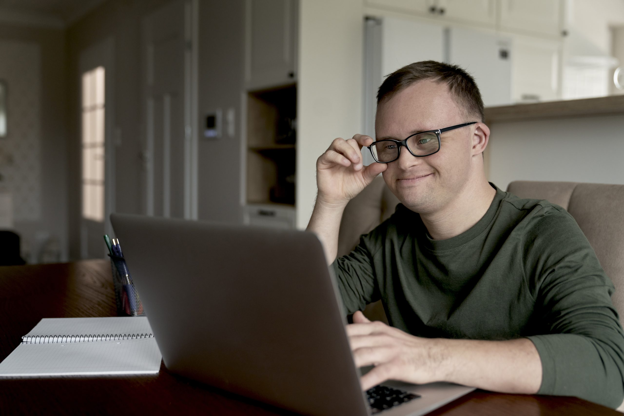 Pessoa com sindrome de down usando computador para fazer compras online