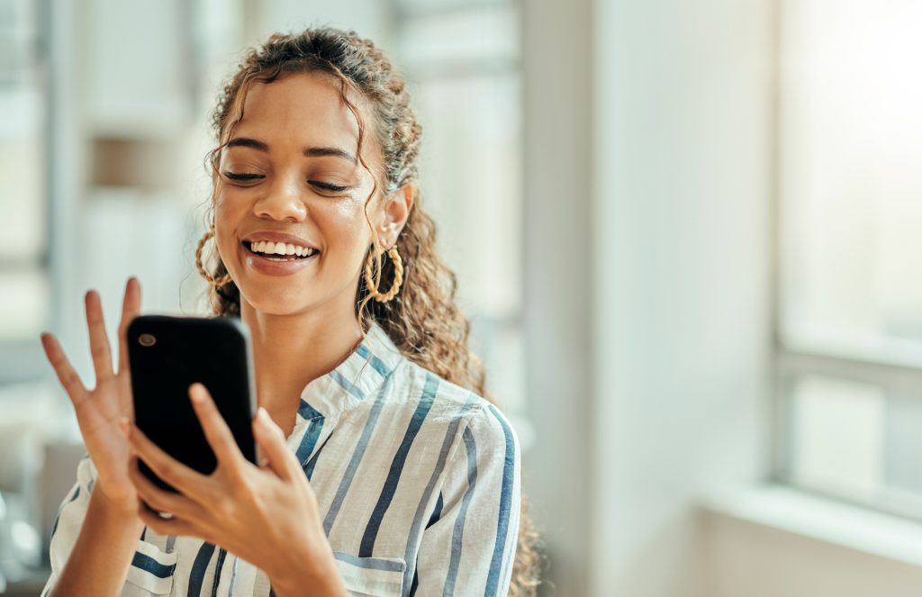 Mídias sociais, conexão e mulher digitando em um telefone para comunicação, aplicativo e bate-papo.