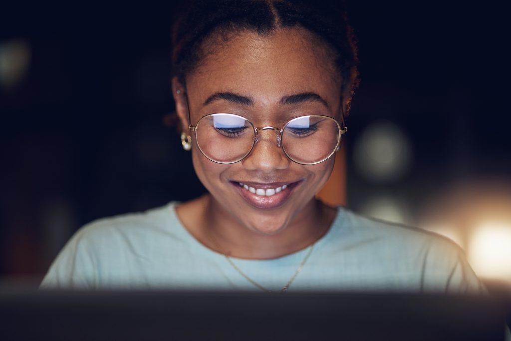 Noite, laptop e rosto de mulher feliz revisão história jornalista, blog de mídia social e relatório de pesquisa.