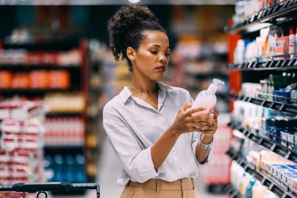 Uma mulher cubana bonita séria fazendo compras no supermercado.