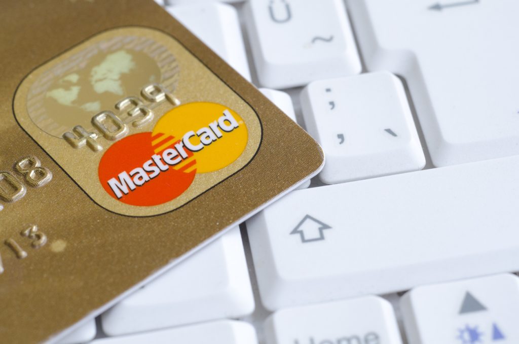 Cartões de crédito Mastercard sobre o teclado.