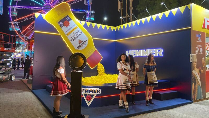 Imagem do stand da Hemmer na Oktoberfest de Blumenau que mostra uma mostarda gigante.