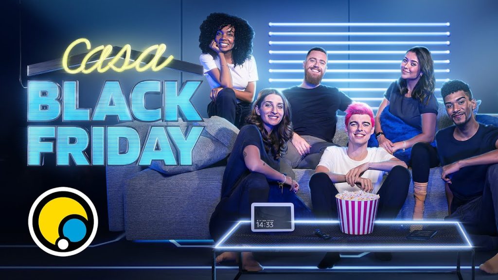 Na imagem temos três homens e três mulheres sentados em um sofá. Eles são os seis participantes de um reality show de Black Friday da Amazon.