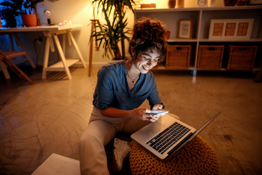 Jovem empresária trabalhando em casa à noite.