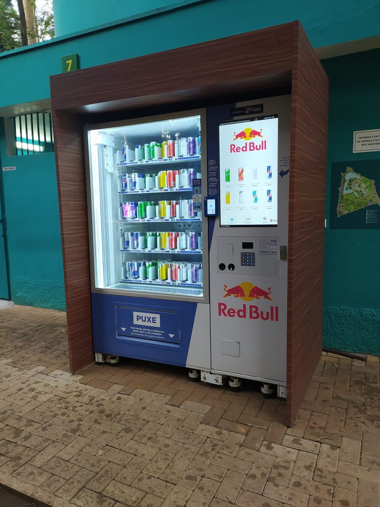 Red Bull bebe máquina de venda automática no parque do Ibirapuera.