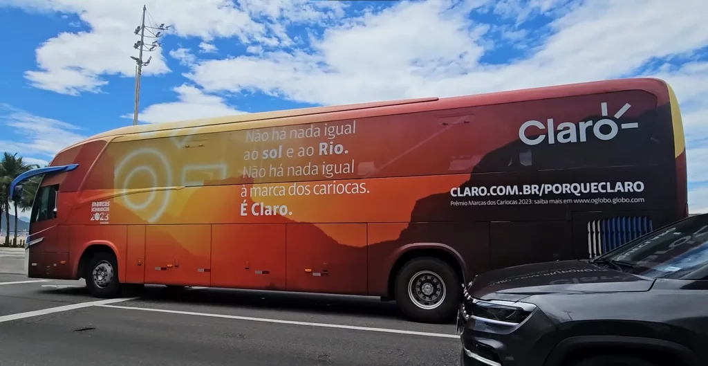 Envelopamento de um ônibus pela campanha de fibra ótica da Claro. Esse é um exemplo de mídia out of home em transportes.