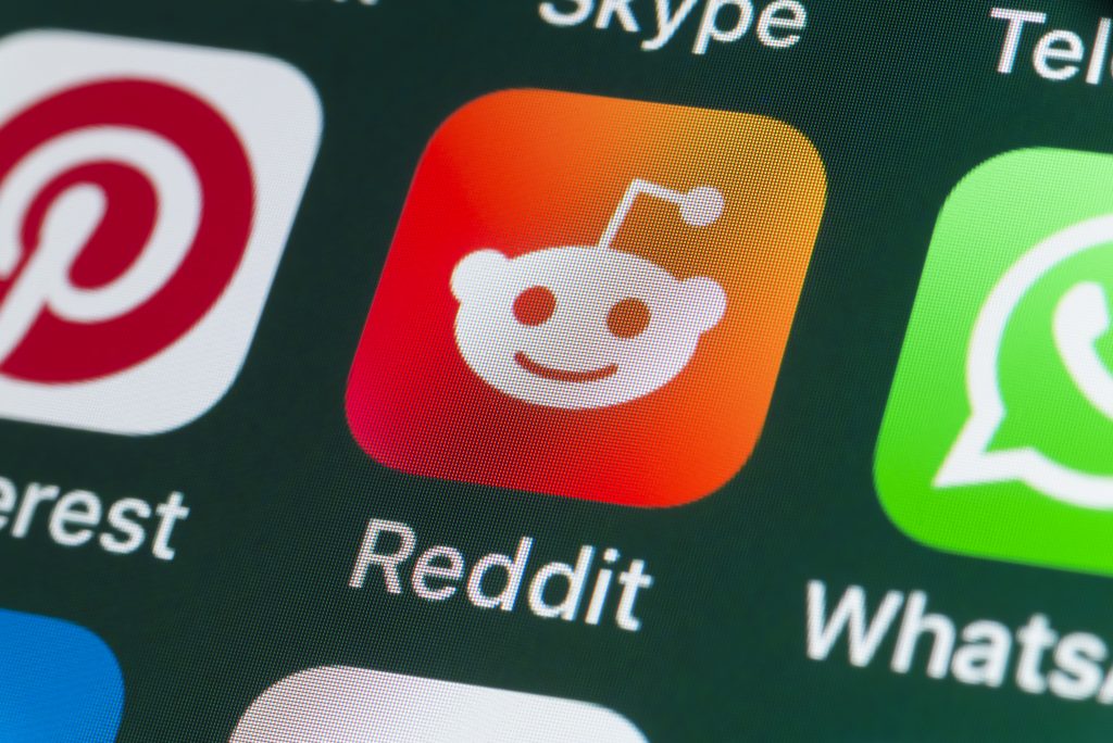 Reddit, Pinterest, Whatsapp e outros Apps da Apple na tela do iPhone. Ícone do Reddit.