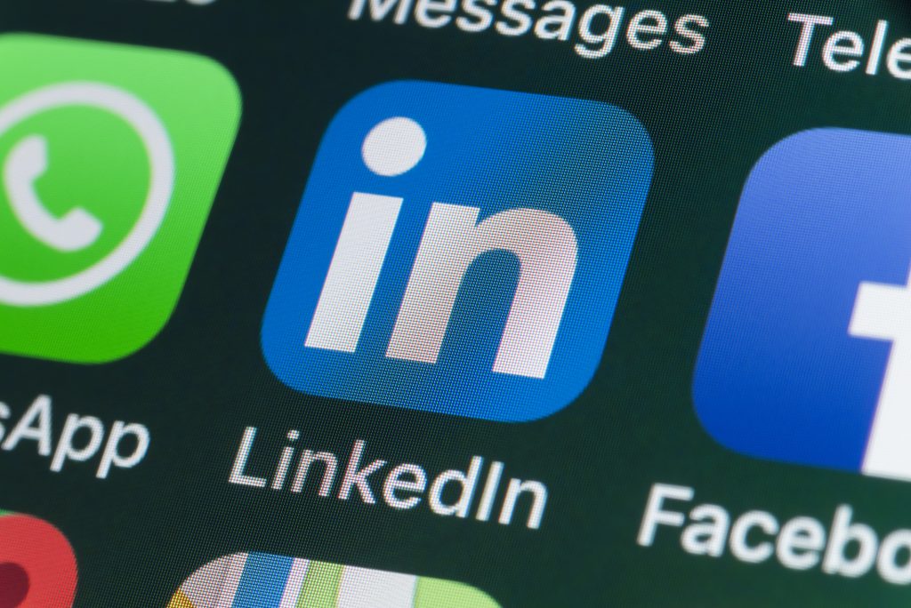 LinkedIn, Facebook, Snapchat e outras aplicações de telefone na tela do iPhone.