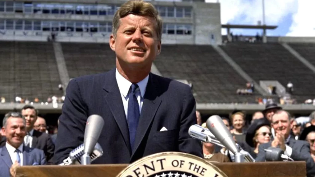 John Kennedy discursando no dia 15 de março, que ficou conhecido como o Dia do Consumidor