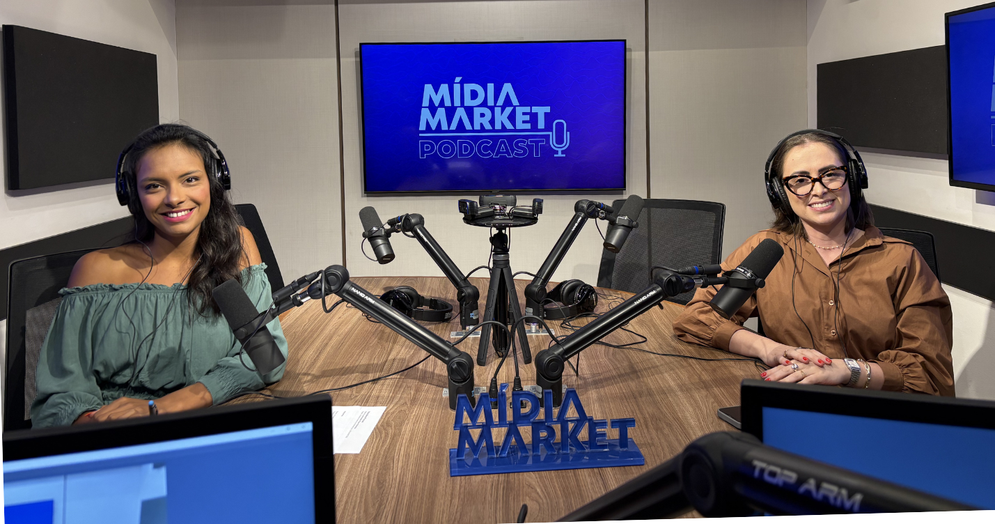 Luiza Telexa, gerente de produtos digitais do Grupo ND e Raquel Mendonça, da JUBS MARKETING posam para foto em mesa de podcast