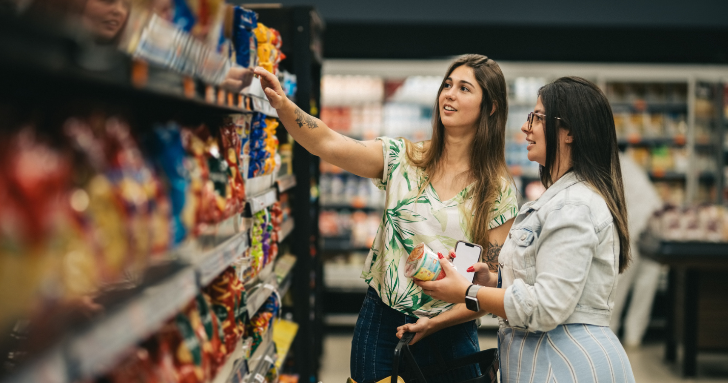 Pessoas no mercado olhando a prateleira