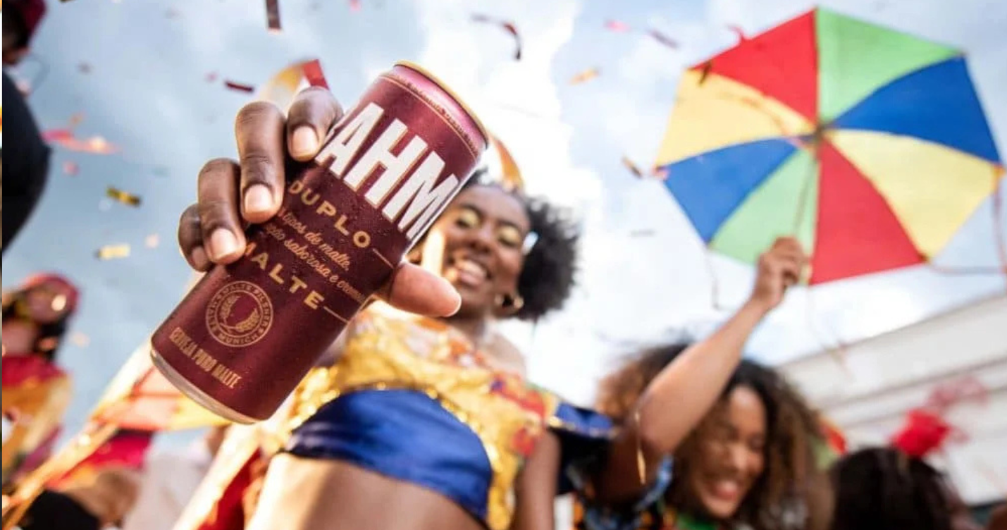 Imagem de uma mulher segurando uma lata da cerveja brahma no carnaval