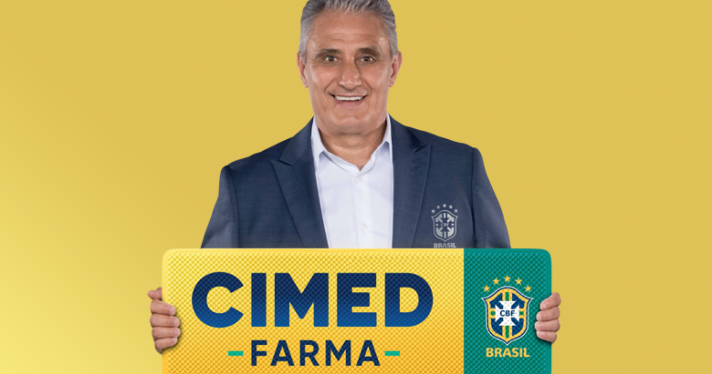 Tite segurando uma placa da cimed