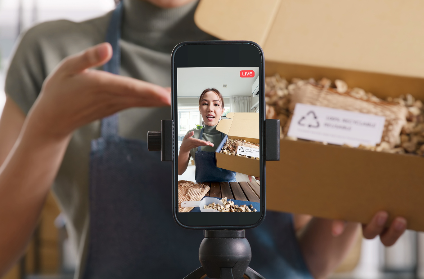 Criadora de conteúdo fazendo live no instagram