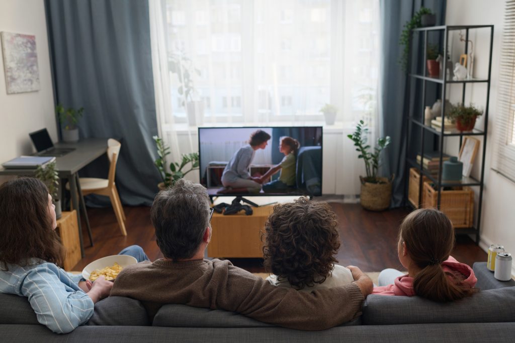 Família gostando de assistir ao filme