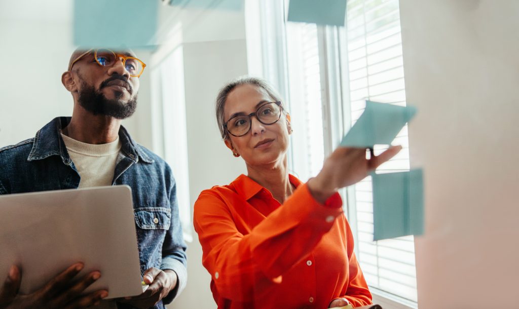 Gerente liderando uma sessão de brainstorming no local de trabalho.