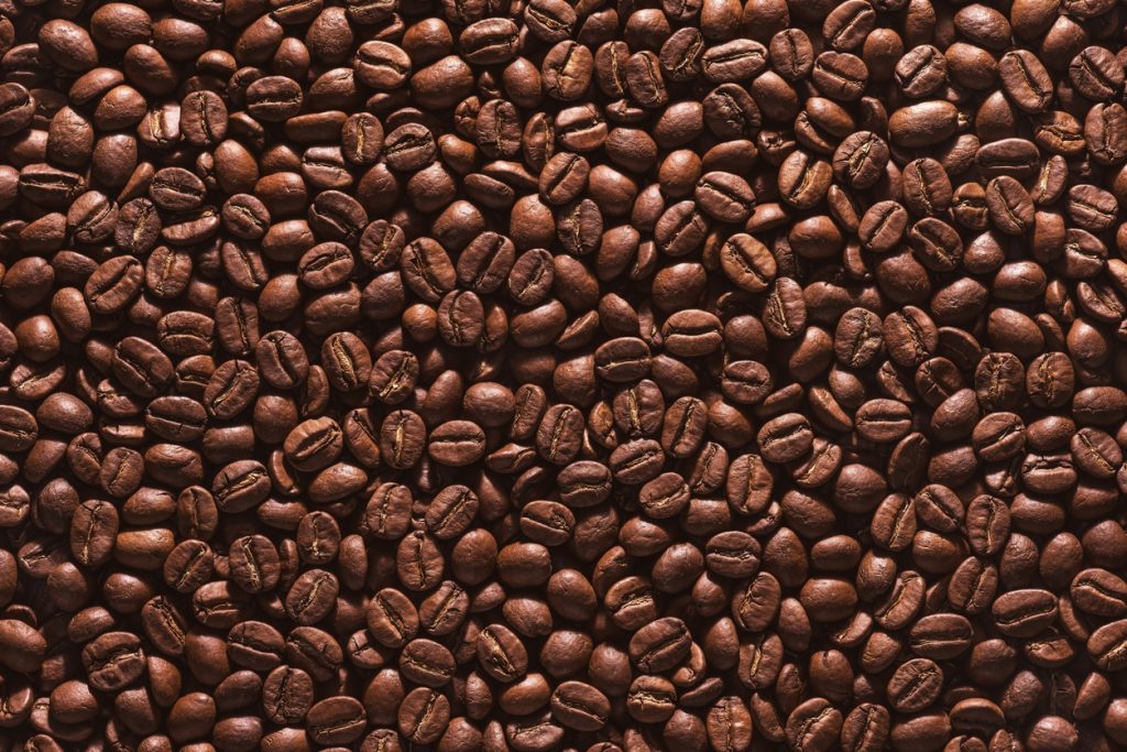 Grãos de café torrados.