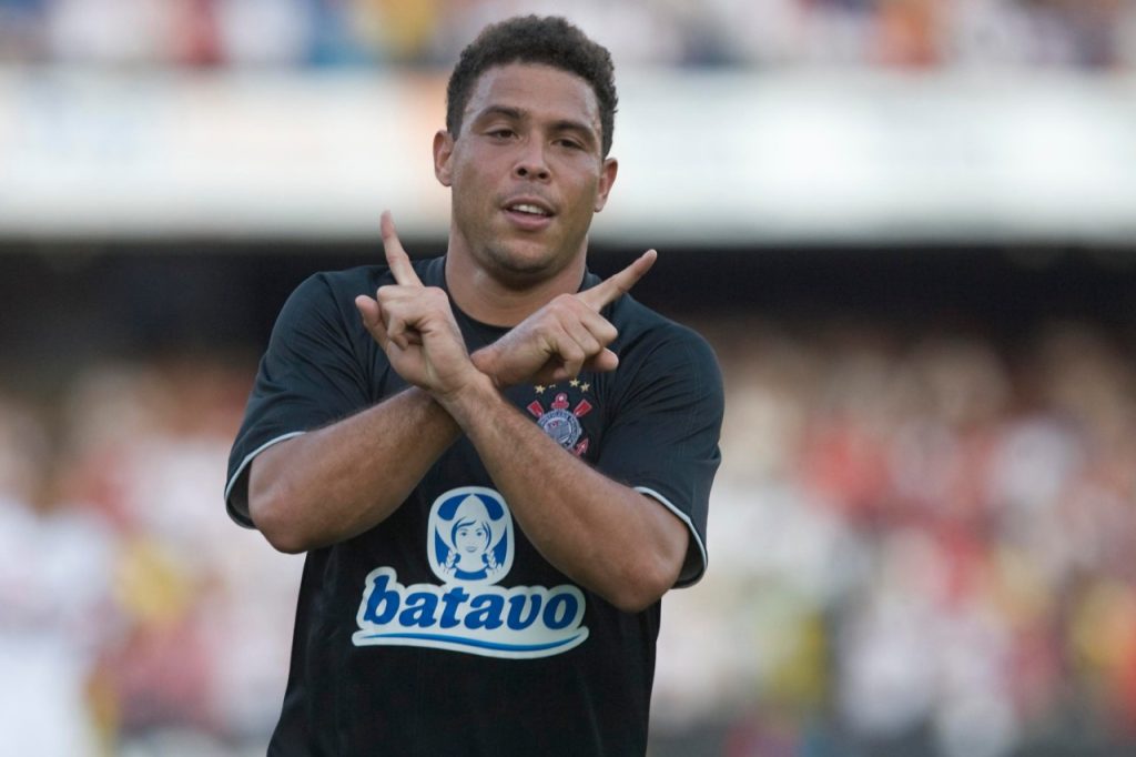 Ronaldo Fenômeno utilizando o uniforme da batavo, um patrocínio no futebol.