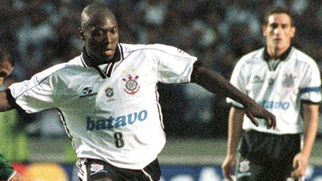 Doi jogadores do Corinthians com a camisa da Batavo, patrocinadora máster na época.