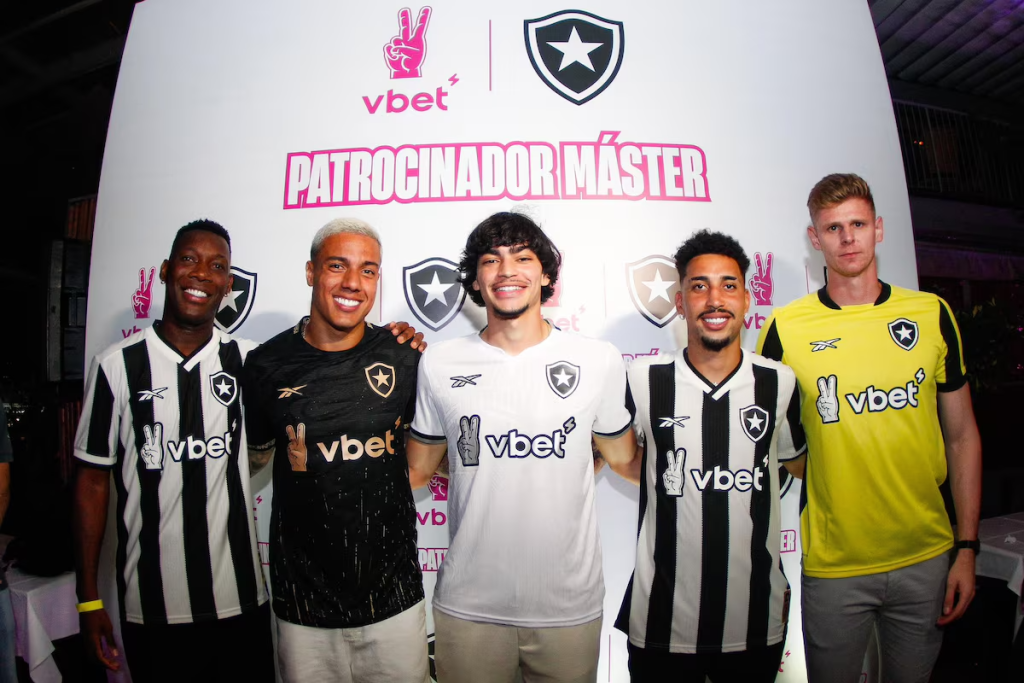Cinco homens com a camiseta do Botafogo e seus respectivos patrocinadores.