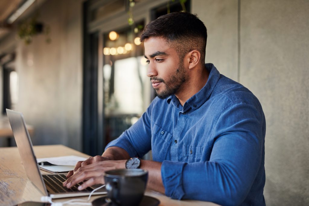 Trabalhador, pensando ou digitando em laptop em café, cafeteria ou restaurante em ideias de startup.