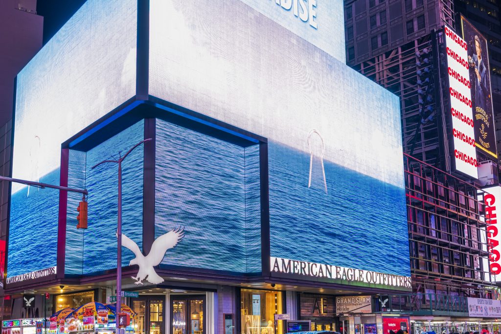 Vista do outdoor digital iluminado na Times Square.