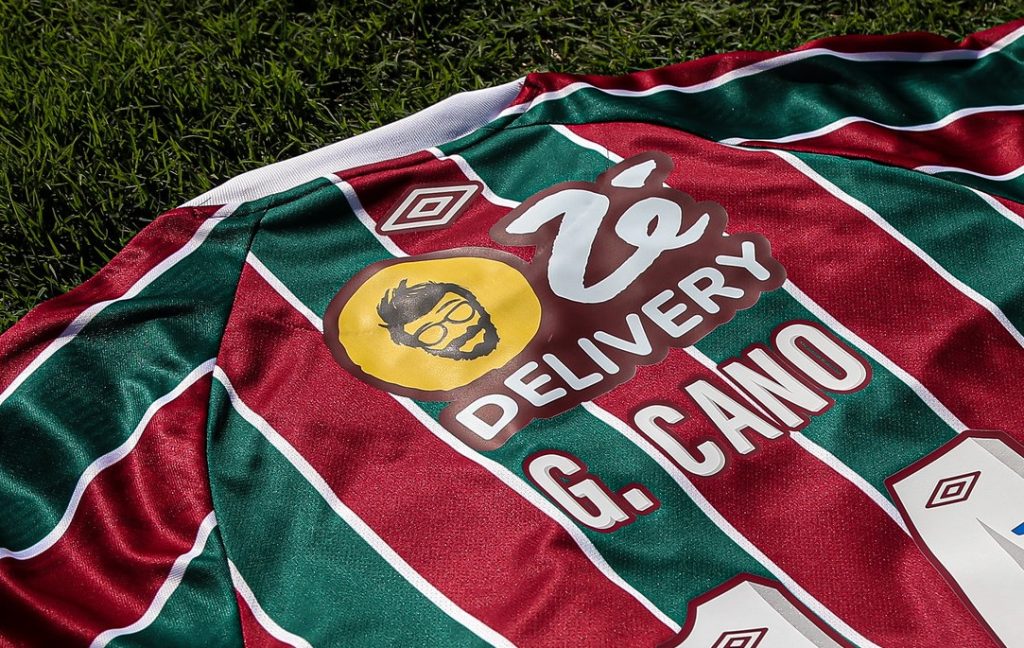 Camisa do Fluminense com patrocinadores, um exemplo de patrocínio no futebol.