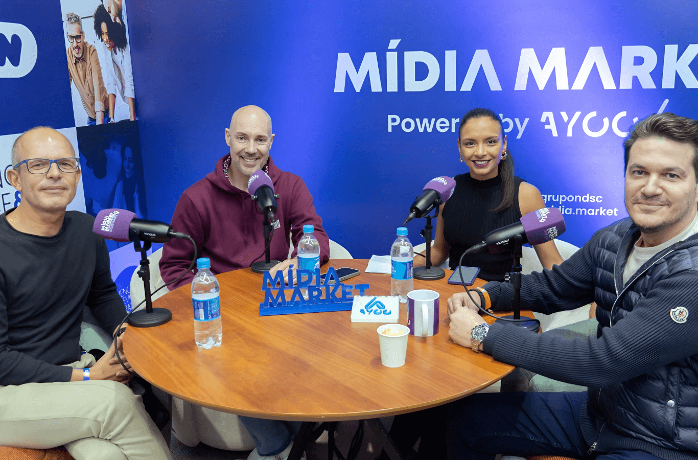 Genaro Galli, consultor na Estrategeria, Christian Tudesco, Diretor de Unidade de Negócios na Hypera Farma, Luiza Telexa, gerente de produtos digitais do Grupo ND e Rafael Mayrink, CEO da Neil Patel Brasil posam para foto em estúdio do mídia market podcast, no evento gramado summit