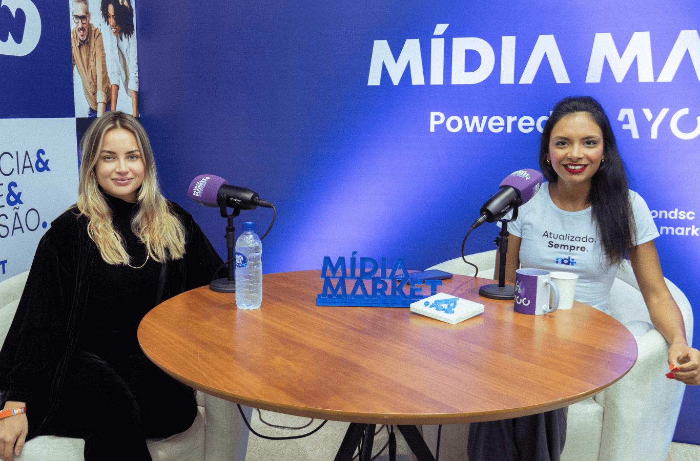 Cathyelle Schroeder, CMO da Riachuelo e Luiza Telexa, gerente de produtos digitais do Grupo ND posam para foto no estúdio de podcast do Mídia Market Podcast na Gramado Summit