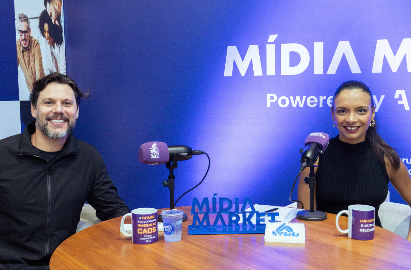 Fabio Henckel, Diretor de Criação e Estratégias Digitais na SPR e Luiza Telexa, gerente de produtos digitais do Grupo ND posam para foto no estúdio de podcast do mídia market podcast na gramado summit