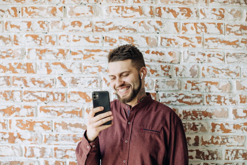 Empresário falando no telefone no escritório.