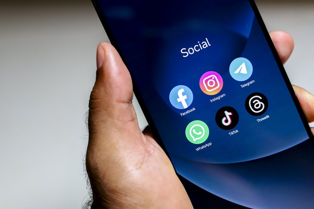O logotipo dos aplicativos Facebook, Instagram, WhatsApp, TikTok e Threads.