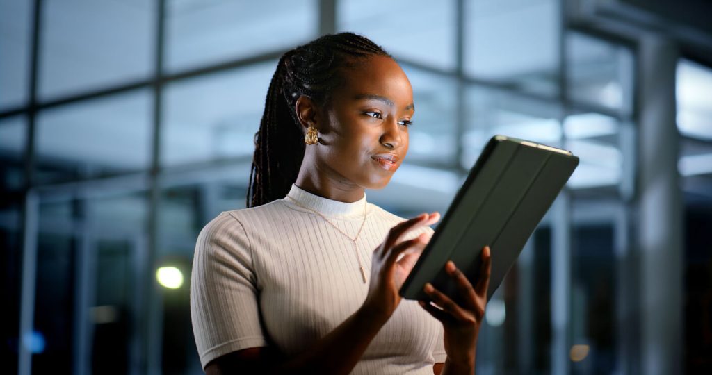 Tablet, escritório e mulher negra no negócio à noite para pesquisar.