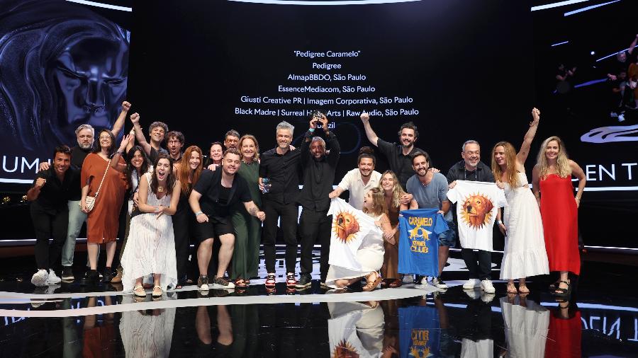 Grupo de pessoas comemorando em cima de um palco, o do Cannes Lions 2025.