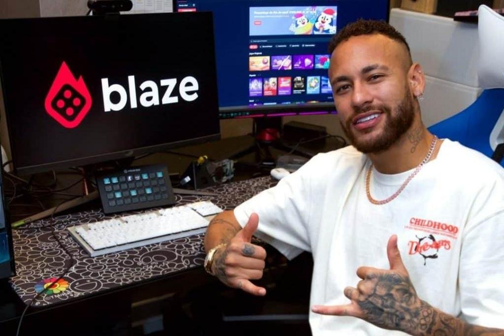 Neymar postando junto à tela do computador com a Blaze.