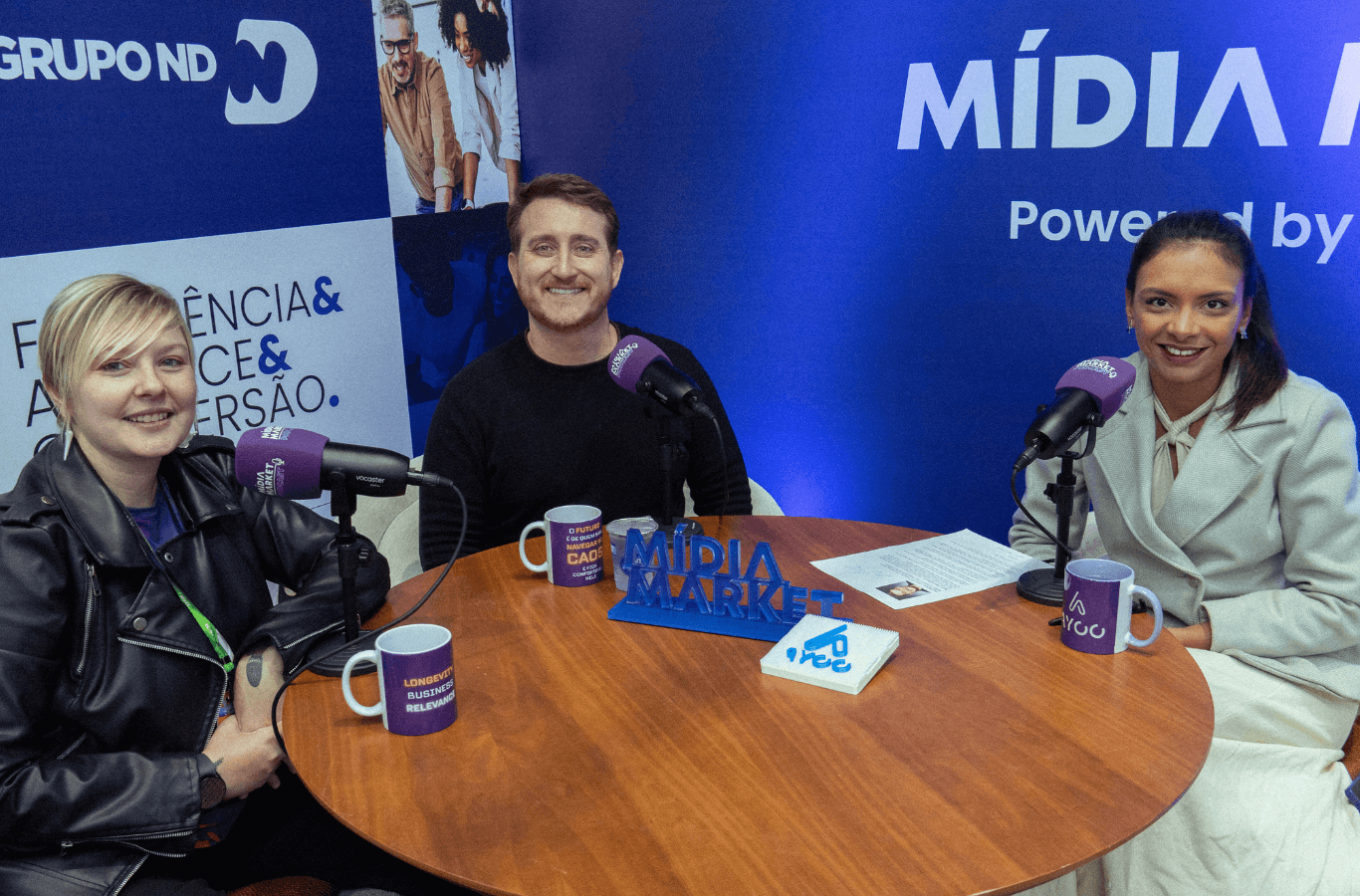 Alice Monstrinho, criadora de conteúdo, Diego Martinez, Líder de Produto nas Américas na Riot Games e Luiza Telexa, gerente de produtos digitais do Grupo ND posam para foto na gramado summit