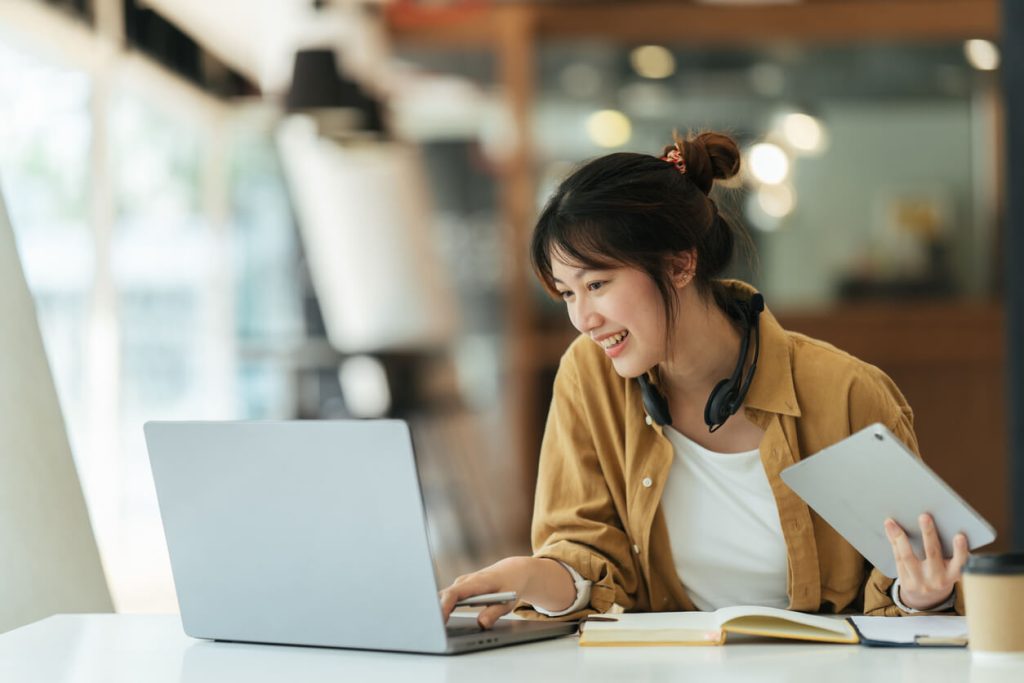 Estudante asiática estudante online estudando aulas online de vídeo zoom professor