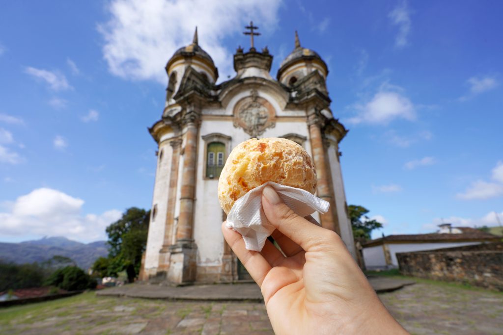 Pão de queijo com a igreja de São Francisco de Assis em Ouro Preto, Minas Gerais, Brasil.