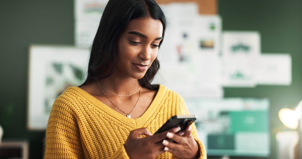 Pessoa do sexo feminino, estudante universitário e feliz na internet com interação e postagens de mídia social.