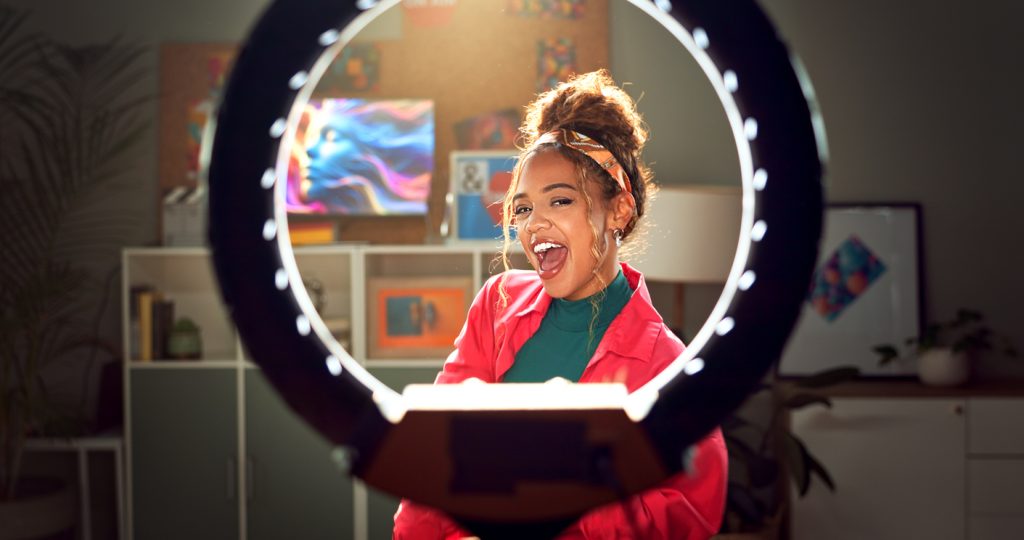 Mulher feliz, retrato e influenciador com anel de luz para gravação de vídeo.