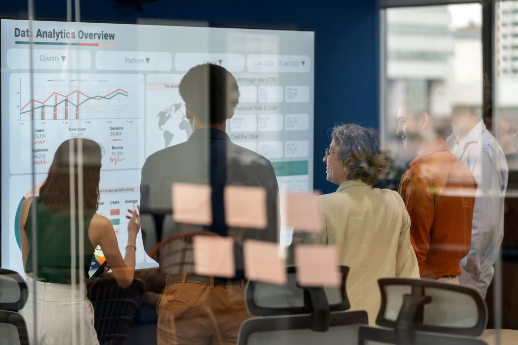Equipe diversificada de desenvolvimento de negócios debatendo novos produtos e serviços.