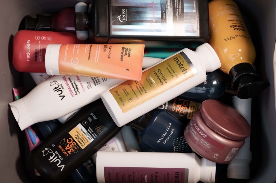 Embalagens de produtos de diferentes marcas do Grupo Boticário, mostrando a arquitetura de marca utilizada.