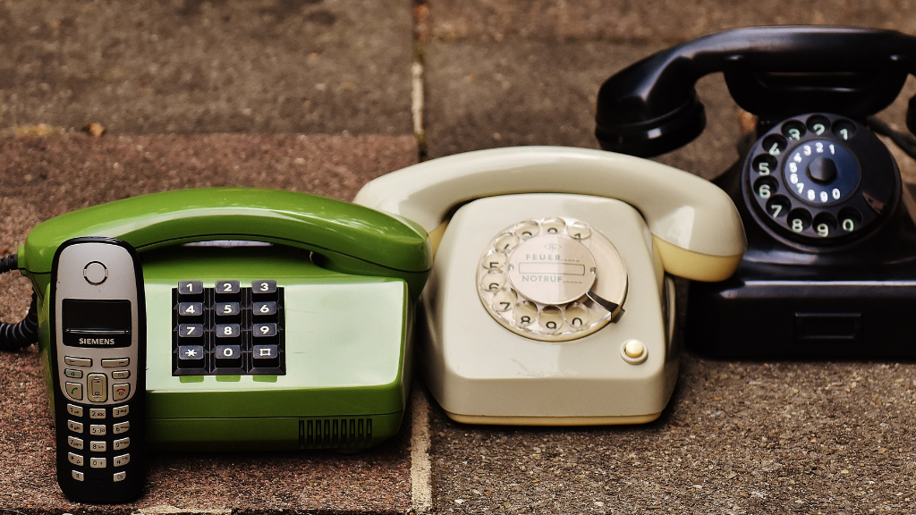 A Geração T nasce quando indivíduos passam a compreender esse contexto não como caos, mas como oportunidade de reconstrução. imagens de telefones mostrando diferentes gerações